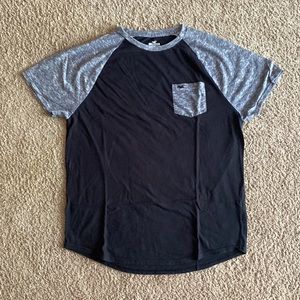 XL like new hollister S/S pocket T-Shirt